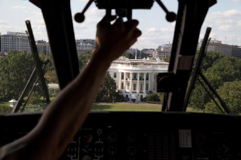 Marine One là mã kiểm soát không lưu dùng để gọi chiếc trực thăng chở Tổng thống Mỹ. Mỗi năm chỉ có 4 phi công thuộc phi đội HMX-1 Nighthawk của Thủy quân lục chiến được vinh dự lái chiếc chuyên cơ này. Để có thể điều khiển chiếc trực thăng đặc biệt, họ phải được huấn luyện ít nhất 3 năm. Ảnh: 