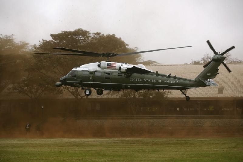 Marine One được thiết kế đặc biệt để có thể tiếp tục bay khi một trong ba động cơ gặp sự cố. Trong ảnh, một chiếc trực thăng Marine One phiên bản VH-60N White Hawk chuẩn bị hạ cánh. Ảnh: