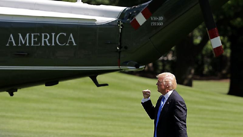 Trực thăng Marine One cũng sẽ hộ tống Tổng thống Mỹ Donald Trump trong chuyến công du Việt Nam sắp tới. Máy bay vận tải cỡ lớn - “Ngựa thồ” C-17 Globemaster III hôm nay đã chở trực thăng Marine One tới sân bay Đà Nẵng để sẵn sàng cho các hoạt động ở Đà Nẵng và Hà Nội. Ảnh: