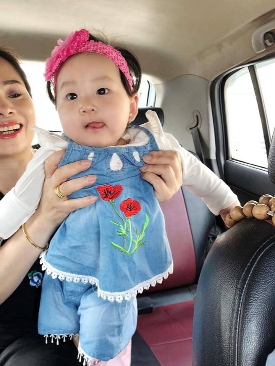 Bà xã ca sĩ Tuấn Hưng đăng tải hình ảnh con gái nhân ngày bé tròn 8 tháng tuổi. Cô viết: “Búp bê của mẹ hôm nay tròn 8 tháng, ngày sinh nhật 8 tháng mà em phải đi tiêm đây các mẹ ạ. Em yêu lớn nhanh để đi đâu cả nhà mình cùng đi con nhé. Mẹ yêu em lắm”.