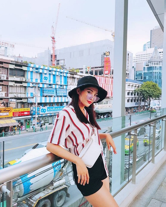 Quỳnh Châu chụp hình lưu niệm khi đi công tác ở Thái Lan.