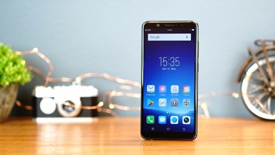 Mặc dù màn hình của cả hai thiết bị đều sử dụng tỉ lệ hiển thị mới là 18:9, tuy nhiên chỉ có màn hình của Oppo F5 có độ phân giải Full HD+ (2160 x 1080 pixel) với mật độ điểm ảnh đạt 401 ppi, trong khi màn hình của Vivo V7 có độ phân giải chỉ HD+ (1.440 x 720 pixel) và mật độ điểm ảnh chỉ là 282 ppi. 