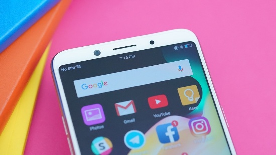 Cả Oppo F5 và Vivo V7 đều có màn hình sử dụng tấm nền IPS, nên chất lượng hiển thị không khác nhau nhiều. Cả hai đều cho độ sáng cao, màu sắc thật, không rực rỡ và góc nhìn tốt. Nhưng màn hình của Oppo F5 hiển thị sắc nét hơn và mịn hơn so với màn hình của đối thủ Vivo V7.