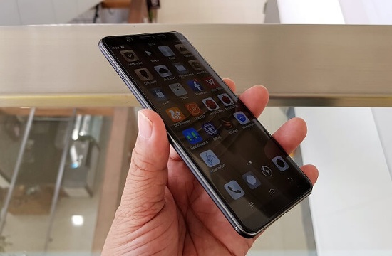 Vivo V7 cho phép tùy chỉnh tắt dãy phím điều hướng ảo ở dưới màn hình và có thể điều khiển bằng cử chỉ (vuốt dưới màn hình lên). Trong khi Oppo F5 thi đi kèm tính năng bảo vệ mắt với 3 chế độ hiển thị là hiển thị màu, hiển thị đen trắng và hỗ trợ đọc sách trong tối.