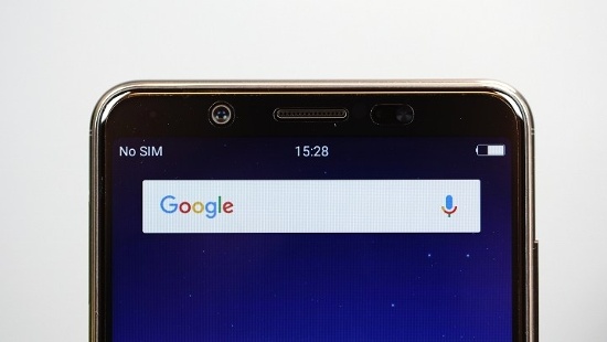 Ngược lại trên Vivo V7, tính năng chụp selfie cũng là điểm nhấn với camera selfie lên đến 24 megapixel và hỗ trợ thuật toán nhiếp ảnh thông minh. Bên cạnh đó camera trước còn đi kèm chế độ Face Beauty 7.0 làm sáng và cân bằng màu da giúp nổi bật chủ thể. 
