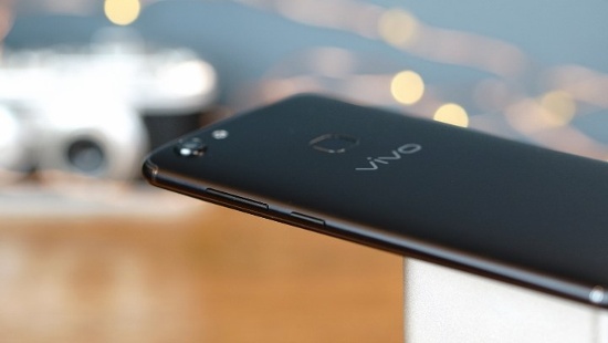 Ngoài ra, Vivo V7 cũng tích hợp chế độ chụp chân xóa phông giúp làm nổi bật chủ thể hơn và xoá mờ hậu cảnh phía sau. Camera trước còn hỗ trợ tính năng live photo cho phép chụp hình động giống như trên iPhone.