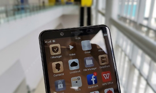 Ở điều kiện đủ sáng, tính năng nhận diện khuôn mặt trên cả Oppo F5 và Vivo V7 đều rất nhanh, nhưng khi sử dụng trong điều kiện ánh sáng yếu, tính năng này trên V7 khó sử dụng được, nhưng khá ngạc nhiên khi Oppo F5 vẫn có thể nhận ra chủ nhân.