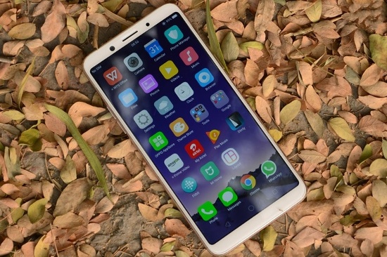 Hiệu suất và thời lượng pin: Oppo F5 được trang bị vi xử lý tám nhân Mediatek MT6763T Helio P23 tốc độ lên đến 2,3GHz và đồ họa Mali-G71 MP2. Trong khi Vivo V7 sử dụng vi xử lý Qualcomm Snapdragon 450 tám nhân tốc độ 1,8GHz với đồ họa Adreno 506.