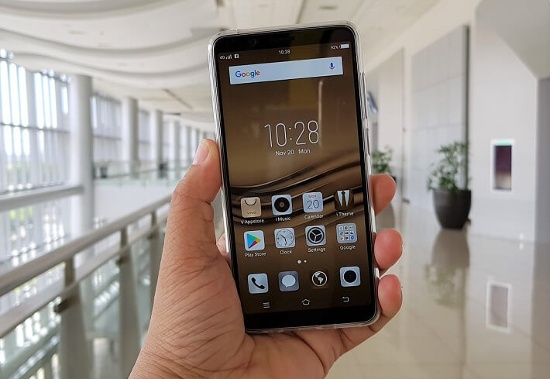 Mặc dù sử dụng chip xử lý khác nhau, nhưng cả Oppo F5 và Vivo V7 đều đi kèm bộ nhớ RAM 4GB, cho khả năng đa nhiệm mượt mà. Bộ nhớ trong cả hai đều là 32GB và hỗ trợ khe cắm thẻ nhớ tối đa 256GB. 
