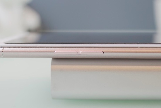 Ngạc nhiên hơn khi mà thời gian sạc đầy pin trên Oppo F5 chỉ gần 2 giờ, trong khi trên Vivo V7 là hơn 2 giờ. 
