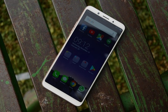 Thiết kế: Từ hình ảnh có thể thấy, kiểu dáng thiết kế của Oppo F5 và Vivo V7 có rất nhiều điểm chung. Cả hai đều có được làm nguyên khối với mặt lưng bo tròn, mỏng và liền mạch, cho cảm giác cầm dễ chịu hơn. 
