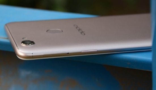 Hai đường viền ăng-ten dạng chữ U trên cả Oppo F5 và Vivo V7 là tương tự như trên iPhone 7 rất gọn và đẹp. 