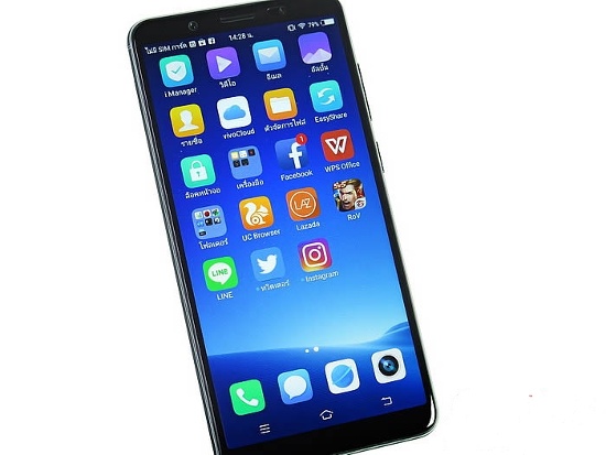 Mặt trước của Oppo F5 và Vivo V7 thì giống hệt nhau khi có màn hình chiếm hầu hết diện tích mặt trước kết hợp viền xung quanh rất mỏng. Viền trên, dưới màn hình chỉ vừa đủ không gian cho tay cầm máy khi chơi game hay xem phim theo phương ngang.