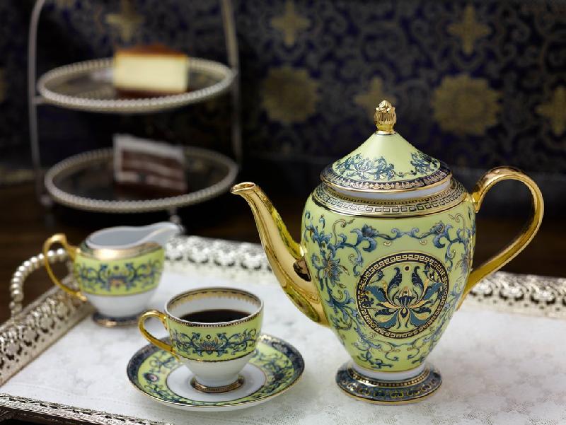 Bộ cà phê với dung tích 1,5 lít lần đầu xuất hiện trong một dáng vẻ hoàn toàn mới, với thiết kế và trang trí hài hòa, các đường nét thanh thoát, sắc sảo, mang đậm phong cách hoàng gia.