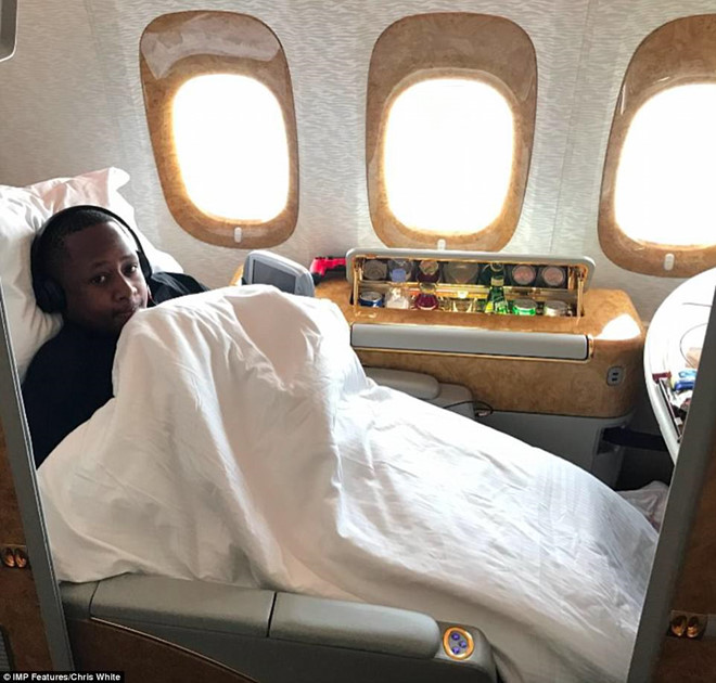 Sidney Himbara Jr là con trai của một trong những người giàu nhất Zimbabwe. Cha của cậu nhận được nhiều hợp đồng giám sát cơ sở hạ tầng của Zimbabwe nhờ mối quan hệ thân thiết với ông Mugabe.