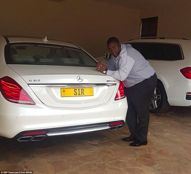 Wicknell Chivayo bên cạnh chiếc Mercedes S 63 AMG và GLS Class. Trên mạng xã hội, Chivayo khoe những siêu xe đắt tiền nhất thế giới.
