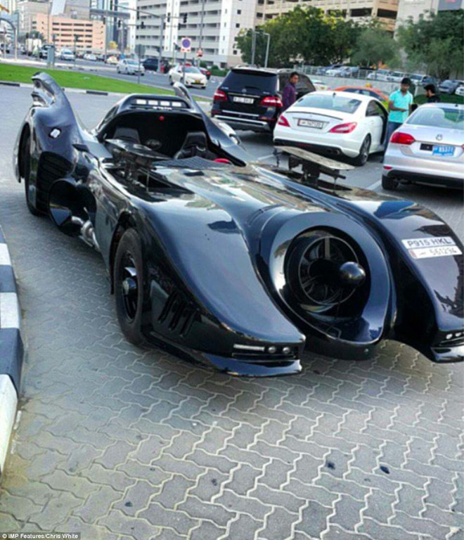 Con trai cựu Tổng thống Mugabe, Robert Mugabe Junior tới trường Đại học Kiến trúc Dubai bằng chiếc Batmobile màu đen, thu hút sự chú ý của bạn bè.