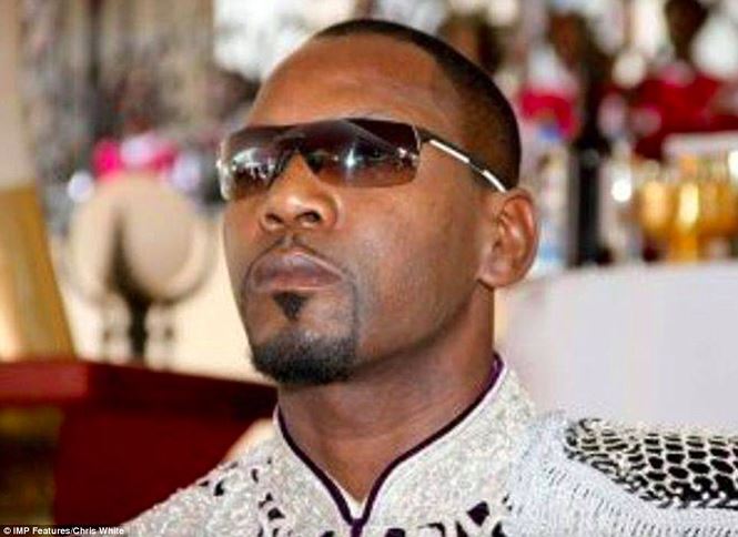 Con rể ông Mugabe, chồng của Bona Mugabe là Simba Chikore thường vung tiền mua những chiếc kính thời trang sang trọng.