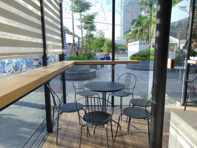 Trong ga tàu thủy có quán cafe phục vụ quý khách đi tàu