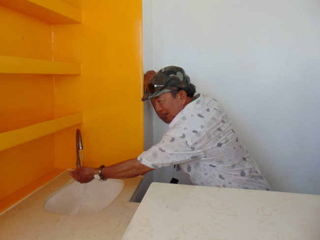 Hành khách trải nghiệm tiện nghi trên tàu thủy