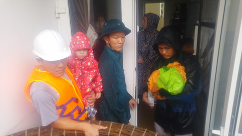 Người nước ngoài kêu cứu trong căn nhà ngập nước ở Hội An