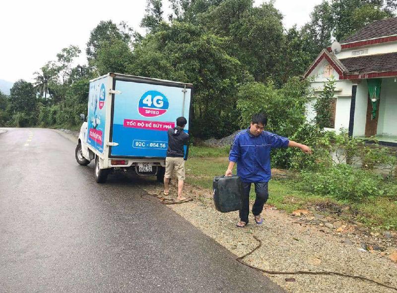 Vận chuyển dầu đến chạy máy nổ ở các trạm BTS bị mất điện lưới