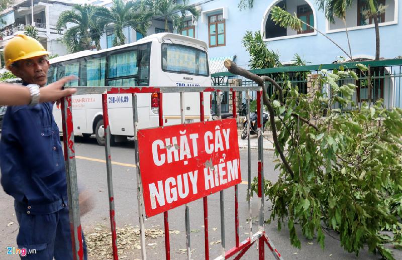 Biển báo nguy hiểm được dựng lên ở nhiều tuyến phố ở Nha Trang.
