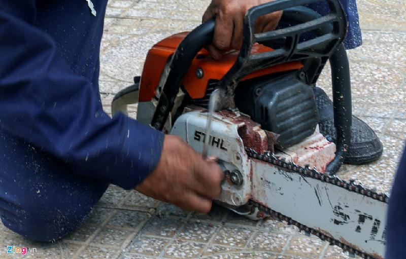 Máy cưa tay hoạt động liên tục. Lâu lâu các công nhân phải ngưng công việc để sửa chữa.