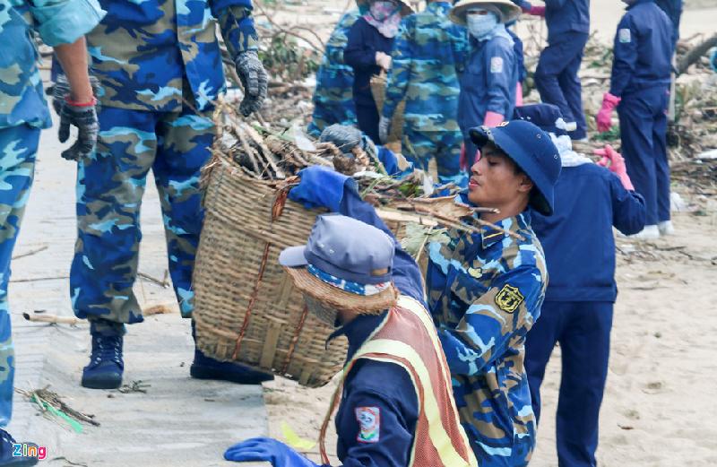 Học viên của Học viện Hải quân cũng được huy động để làm sạch thành phố.
