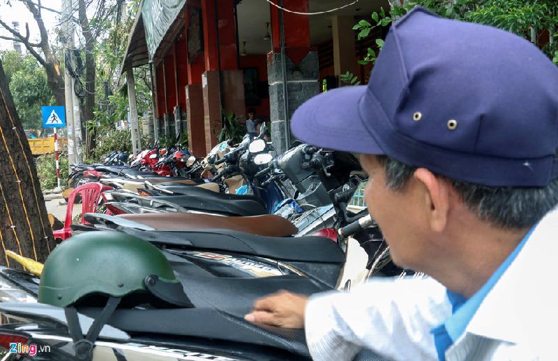 Ở Nha Trang chỉ một vài điểm có điện, nên một số quán cà phê chật kín khách.