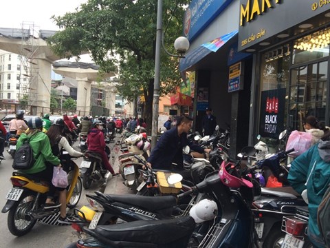 Do chỗ gửi xe hạn chế nên nhiều khách phải chờ dưới lòng đường 