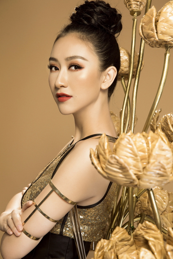 Phía sau bộ trang phục chiến binh là những họa tiết hoa sen “vươn vòi” tạo độ vững chãi của bộ trang phục nhưng vẫn không kém phần mềm mại, cũng là những đặc trưng tính cách của người phụ nữ Việt. 
