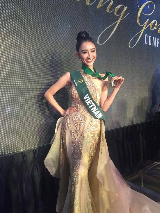 Hà Thu giành Huy chương Đồng phần trình diễn trang phục dạ hội