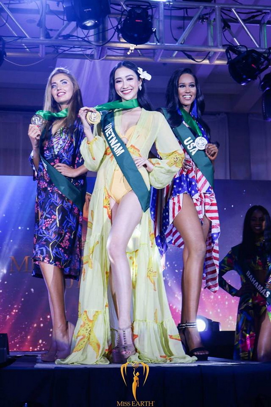 Hà Thu giành Huy chương Vàng trong phần thi Trình diễn trang phục đi biển