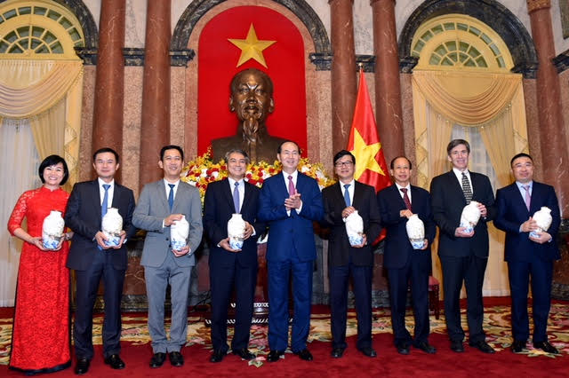 Chiều 13/11, tại Phủ Chủ tịch, Chủ tịch nước Trần Đại Quang tiếp lãnh đạo các doanh nghiệp trong và ngoài nước tài trợ cho Hội nghị Cấp cao APEC 2017. Đây là những doanh nghiệp tài trợ đặc biệt, tài trợ chính và đồng tài trợ cho Hội nghị APEC năm nay. Trong đó, VNPT là nhà tài trợ đặc biệt cho sự kiện này, đồng thời đã hoàn thành xuất sắc nhiệm vụ đảm bảo thông tin liên lạc thông suốt trong tuần lễ cấp cao APEC diễn ra tại Đà Nẵng.