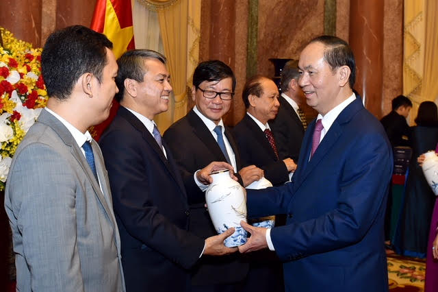Chủ tịch nước Trần Đại Quang tặng quà lưu niệm cho các nhà tài trợ đã góp phần tạo nên thành công cho APEC 2017. Tại Tuần lễ cấp cao APEC 2017 tại Đà Nẵng (từ ngày 06 đến ngày 11/11/2017), VNPT đã tài trợ hạ tầng truyền dẫn bao gồm 02 đường Internet trực tiếp, 09 đường truyền dẫn tín hiệu truyền hình HD từ 4 khách sạn và 5 điểm Live- Standup về Trung tâm Báo chí, dịch vụ vận hành, xử lý ứng cứu trong thời gian diễn ra Tuần lễ cấp cao APEC với tổng số tiền lên tới 11 tỷ đồng.