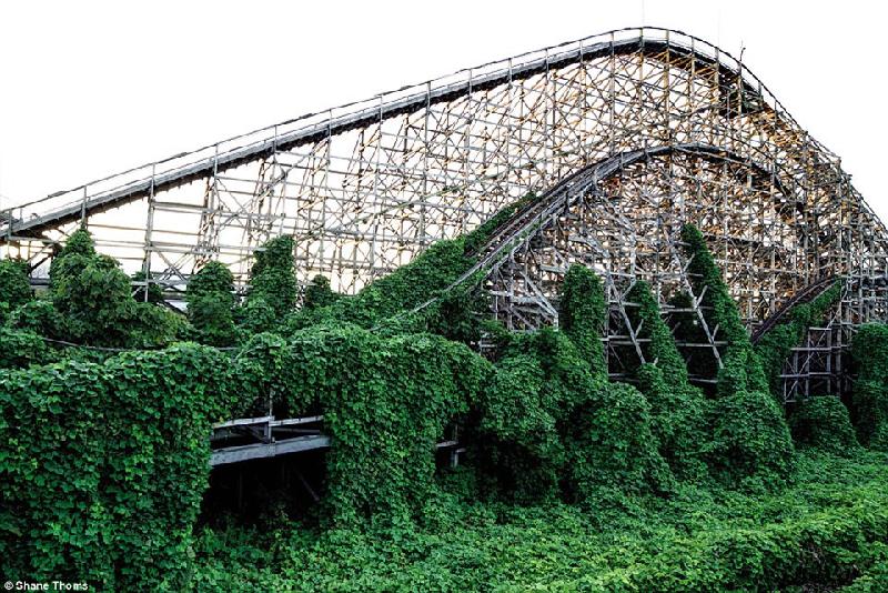 Công viên Nara DreamlandCông viên Nara Dreamland, Nara: Đây là một trong những công viên bỏ hoang nổi tiếng thế giới, được lấy cảm hứng xây dựng từ công viên Disneyland ở California, Mỹ. Thoms nói rằng công viên giải trí cũ này mang đến cảm giác hoài cổ và kỳ lạ. , Nara: