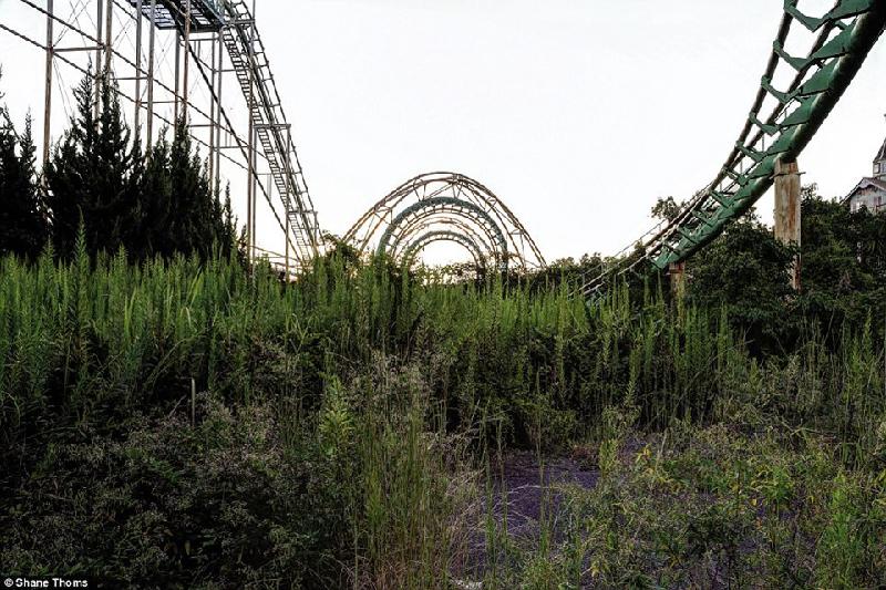 Screw Coaster tại Nara Dreamland cũng nằm giữa khu vực cỏ dại rộng lớn. Thoms giải thích rằng Nara đã đóng cửa vì sự cạnh tranh gay gắt từ 2 công viên giải trí lớn là Osaka Universal Studios và Tokyo Disney Sea.