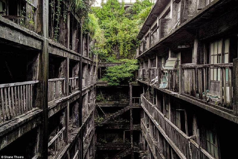 Những địa điểm bỏ hoang phía sau Nhật Bản hiện đại hình ảnh 9 Hashima cách Nagasaki 15 km, đã từng là một cộng đồng thịnh vượng, đông đúc. Nhưng hiện nay, cả hòn đảo trông giống như một thành phố ma quỷ, tối tăm và hoang vu.