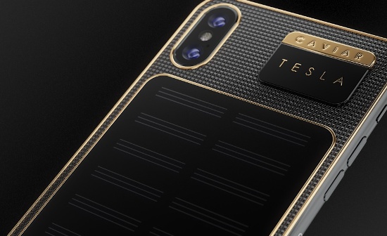 Kính ở mặt lưng của iPhone X cũng đã được thay thế bằng titan và bổ sung thêm một tấm chống sốc cho độ bền cao hơn.