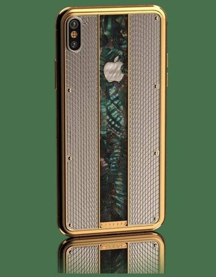 Ngoài ra còn có bản iPhone X Fusion được gia cố bằng sợi carbon siêu bền, mặt lưng của chiếc iPhone này được chia làm ba vùng, vùng trung tâm được khảm bằng bạc nguyên khối mạ rhodium đen hoặc platinum. Các tấm mạ được cắt CNC với độ tinh xảo rất cao. 
