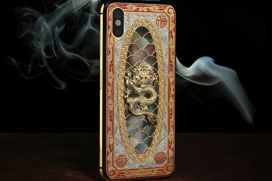 Lu iPhone X: Được lấy cảm hứng từ rồng Trung Hoa truyền thống, chiếc iPhone X mang tên Lu iPhone X thật sự mang đến nhiều bất ngờ khi được chế tác khá tỉ mỉ ở mặt lưng. Ngoài việc mạ vàng cho toàn bộ khung của iPhone X thì mặt lưng của thiết bị vô cùng nổi bật với chú rồng có hai mắt được trang trí bằng kim cương đỏ. Ba góc là ba chữ Phúc Lộc Thọ được mạ vàng 24k.