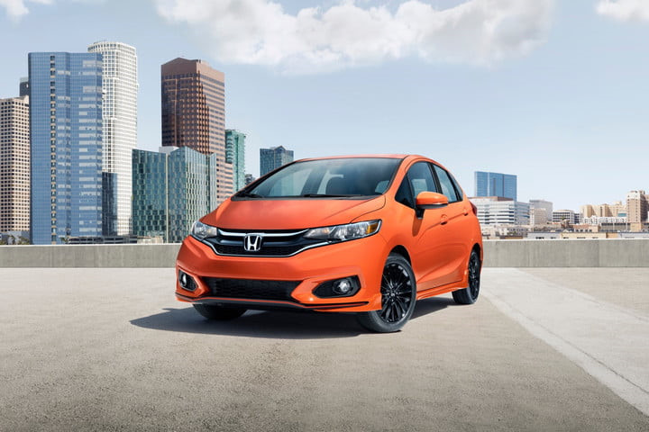 Honda Fit: Là chiếc xe nhỏ gọn, đơn giản nhưng rẻ và đáng tin cậy, Fit sở hữu kiểu dáng mới mẻ, khỏe khoắn nhờ tấm lưới tản nhiệt mới và các cụm đèn chiếu sáng cải tiến. Xe có các tính năng hỗ trợ an toàn cho người tập lái như hệ thống phanh tự động khẩn cấp, duy trì và cảnh báo đi lệch làn đường.