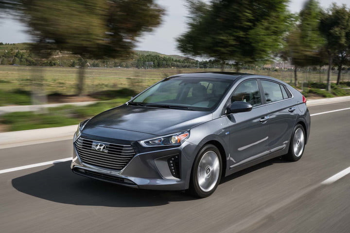 Hyundai Ioniq: Xe có 3 phiên bản khác nhau là hybrid, điện và plug-in hybrid. Bên cạnh đó, màn hình giải trí trên Hyundai Ioniq có kích cỡ 7 inch, tích hợp kết nối Apple CarPlay và Android Auto. Ngoài ra, radio vệ tinh, kết nối Bluetooth cùng một cổng USB cũng là những trang bị tiêu chuẩn trên Ioniq 2017.