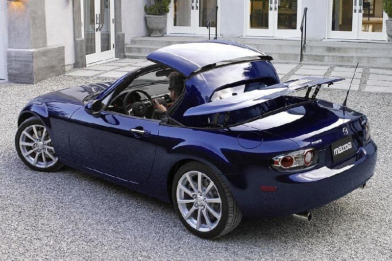 10 mẫu ôtô phù hợp cho người mới tập lái hình ảnh 8 Mazda MX-5 Miata: Đây là chiếc xe thể thao được đánh giá có trọng lượng nhẹ, nhỏ gọn, nội thất sang trọng và tốc độ không quá nhanh thích hợp cho người mới tập lái. Xe sở hữu thiết kế hiện đại với phần mui và cửa sổ sau đều có thể thu gọn lại chỉ bằng một nút bấm.