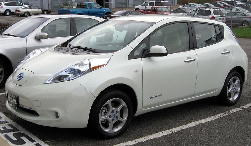 Nissan Leaf: Nissan Leaf là mẫu xe chạy điện đầu tiên sản xuất hàng loạt vào năm 2010. Xe có thể chạy quãng đường 160 km sau mỗi lần sạc đầy. Một vài tính năng tiêu chuẩn nổi bật ở biến thể SV là hệ thống camera RearView Monitor và kết nối Bluetooth. Bên cạnh đó, đối với hai bản cao cấp hơn, Nissan còn có thêm tùy chọn gói Premium sử dụng tính năng nổi trội là Around Vie Monitor và hệ thống âm thanh Bose.