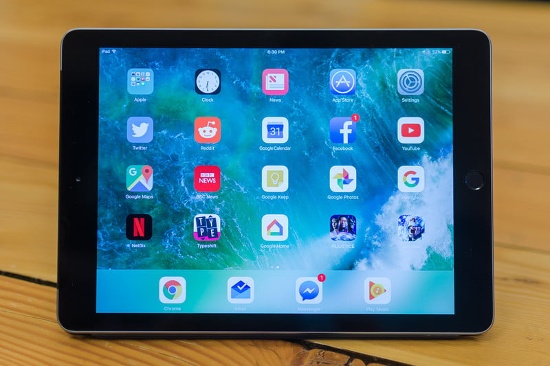 Apple iPad (2017): Một trong những chiếc iPad tốt nhất mà bạn có thể mua hiện nay là iPad 9.7 inch 2017, thiết bị là lựa chọn thay thế cho iPad Air 2 đã cũ với những nâng cấp rất ít, nhưng quan trọng hơn là mức giá thấp hơn so với người tiền nhiệm. 