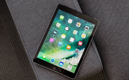 Mặc dù không có cải thiện nào về thiết kế, nhưng iPad 9.7 2017 vẫn sở hữu màn hình 9,7 inch sắc nét với độ phân giải 2048x1536 pixel, nhưng được nâng cấp với chipset Apple A9 cho sức mạnh mới hơn. 