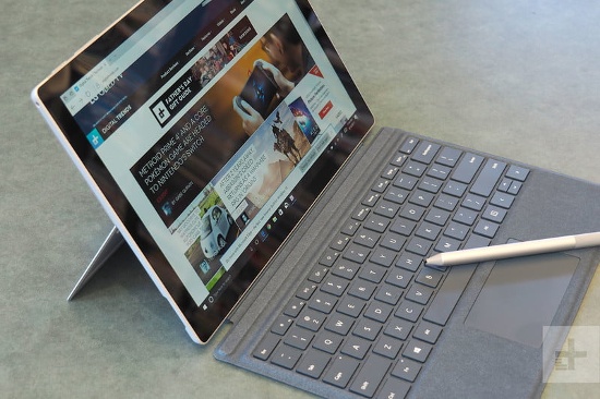 Microsoft Surface Pro (2017): Mặc dù thiết kế của Surface Pro 2017 không có nhiều thay đổi so với Surface Pro 2015, nhưng lại là phiên bản Surface nhẹ nhất từ trước đến nay, với trọng lượng chỉ 766 gram.