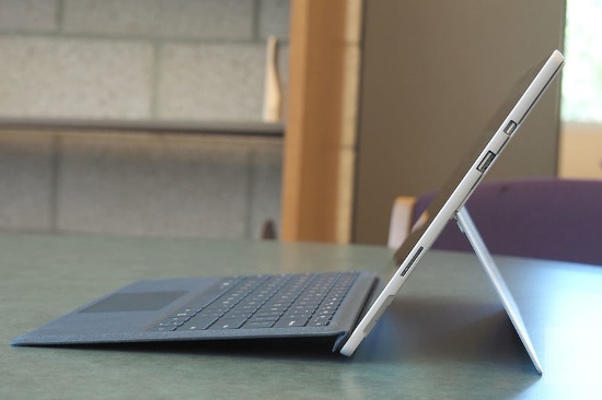 Surface Pro mới ấn tượng với thời lượng pin lên tới 13,5 giờ và đây là yếu tố rất quan trọng nhất là đối với một thiết bị giải trí di động. Ngoài ra thiết bị còn được trang bị kết nối 4G LTE, hỗ trợ micro SIM và eSIM để kết nối 4G LTE, đồng thời mang đến trải nghiệm âm thanh tốt nhất nhờ loa Omnisonic hỗ trợ Dolby Audio Premium.